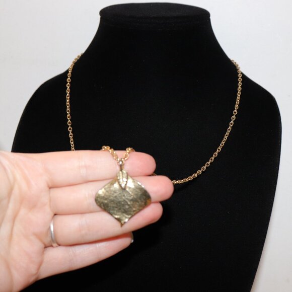 🍂 Gold-Plated Leaf Pendant Necklace · 25" Chain · 1.5" Pendant 🍂 - Picture 3 of 5